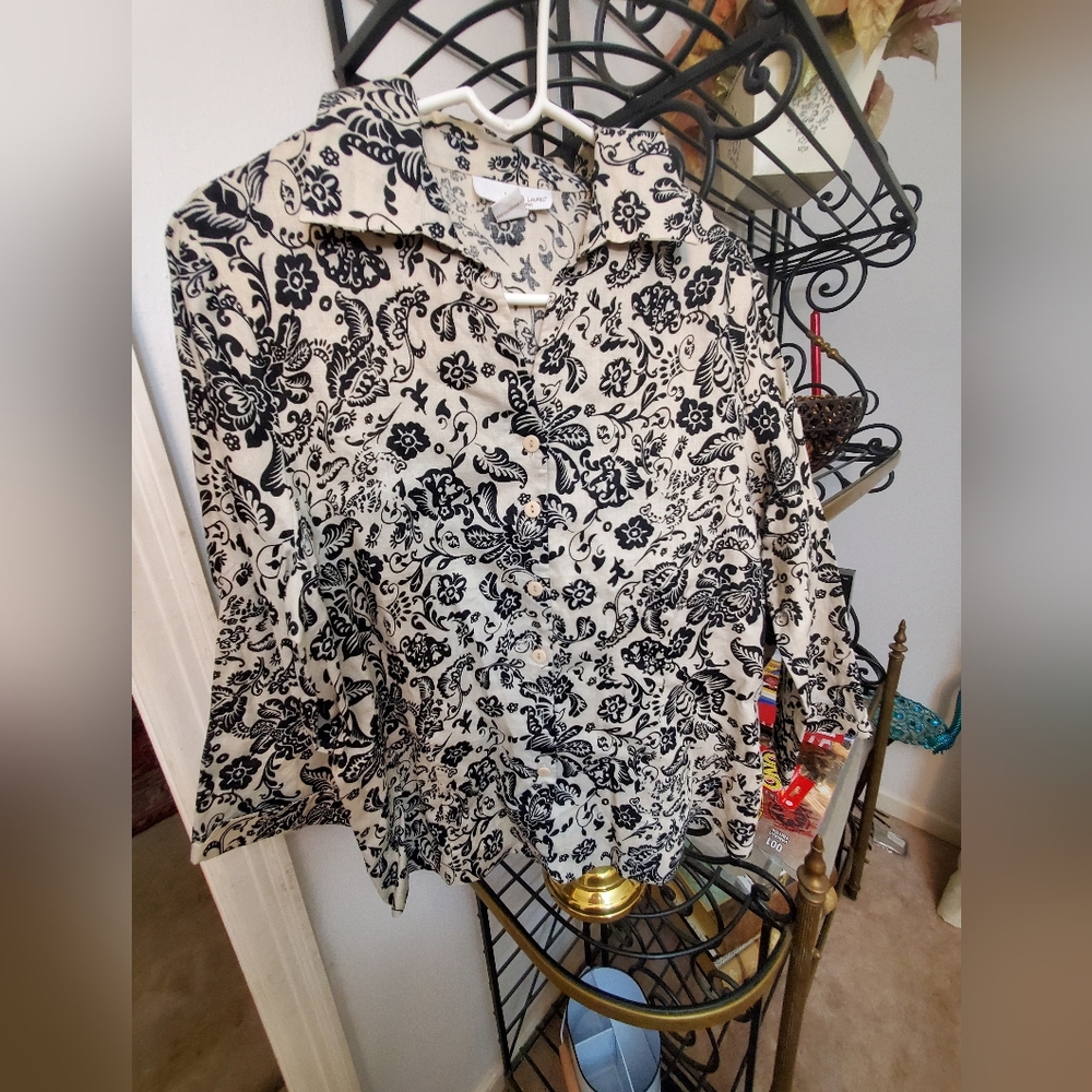Womens button up blouse with long sleeves, in a size 1X.